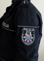 Policyjne mundury z emblematami powiatu (23 marca 2021)